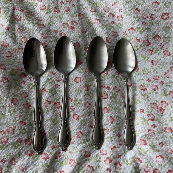4 Stainless By‎ Oneida Deluxe STRATHMORE / HERITAGE / ROYAL YORK Teaspoons - Picture 1 of 5